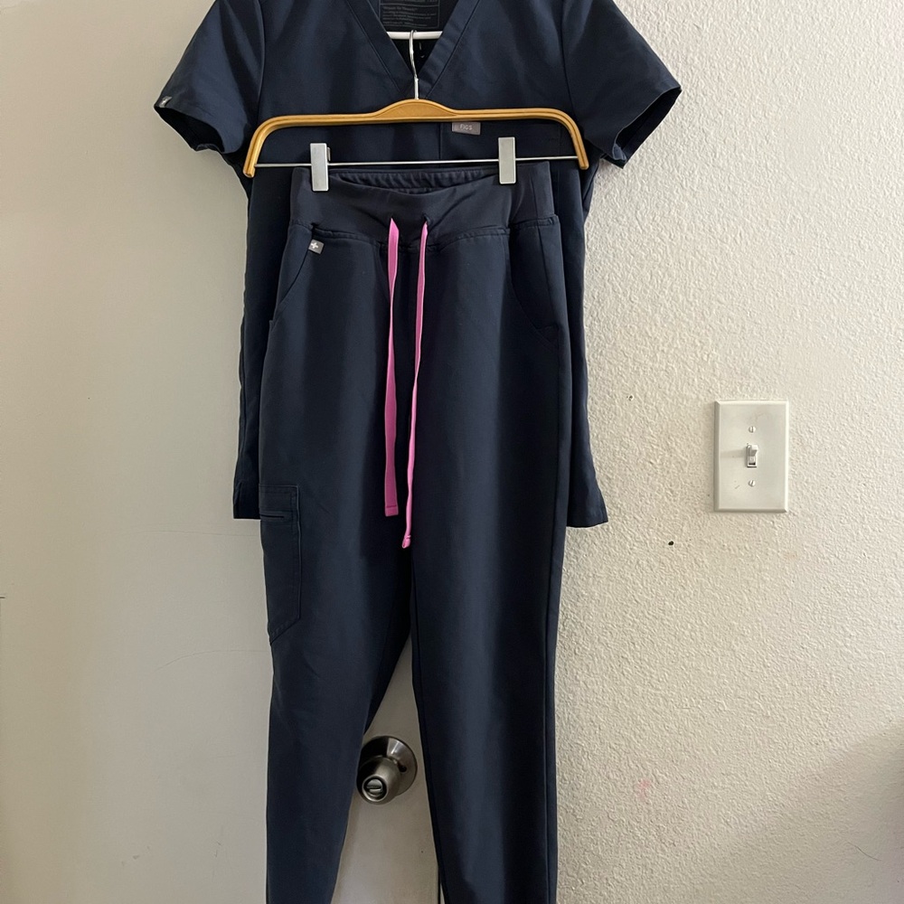 Women's figs grey scrub set
